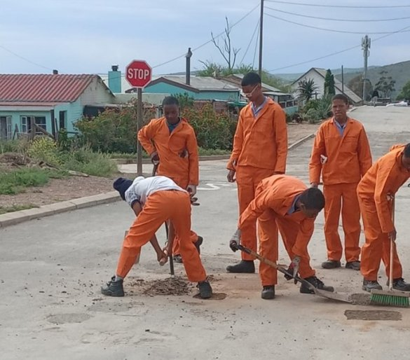 Learners at Jakes Gerwel Technical School (JGT) in Bonnievale are assisting the Langeberg municipality maintenance team with a road maintenance project. Read here 👉bit.ly/3QReRfK.