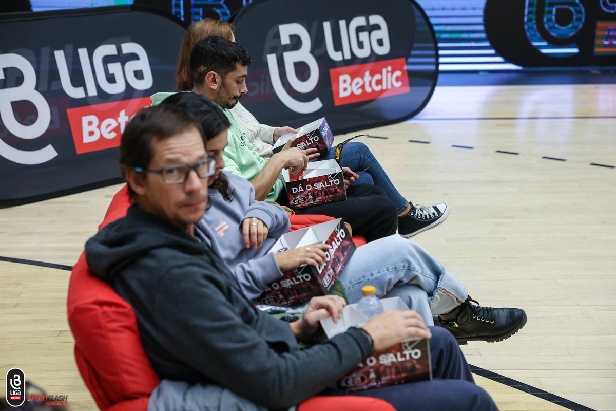 🏀🔥 Vamos sortear 2 bilhetes duplos no nosso sofá para o Sporting-Benfica da #LigaBetclic! Tens direito a snack, bebida e ainda 10€ de Freebets para apostares neste jogo.

- Dá RT + FAV
- Identifica quem vais levar contigo + Username Betclic

Vencedor anunciado quinta-feira.