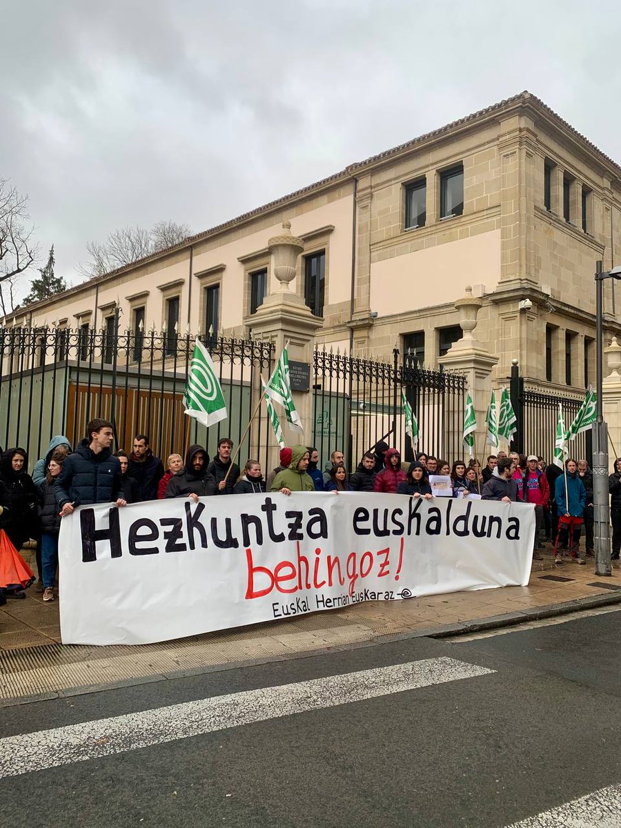 Legebiltzarraren kanpoaldean bildu gara, barnean eztabaidatzen ari diren Hezkuntza Legea ez dugula onartzen esateko.

HEZKUNTZA EUSKALDUNA BEHINGOZ!