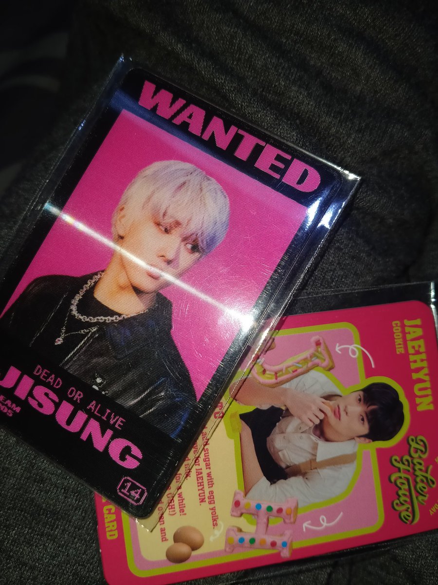 SchatsiX's tweet photo. aku mw jual nieehh yang mw tanya" dlu boleh banget yya jisung sama jaehyun, minta fotoin juga boleh #jisung #JAEHYUN #zonauang #WTs https://t.co/OZpnZP48Oz