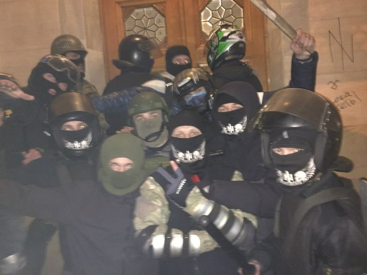 ACRains's tweet photo. На обкладинці можна побачити балаклаву "Перемога або Смерть". Саме такі носили революціонери під час Майдану, а потім - деякі добровольці батальйону АЗОВ на війні. В тому числі боєць Аксьон - 20-річний хлопець з Луганщини, який загинув в Іловайську. https://t.co/psmtc6tXBt
