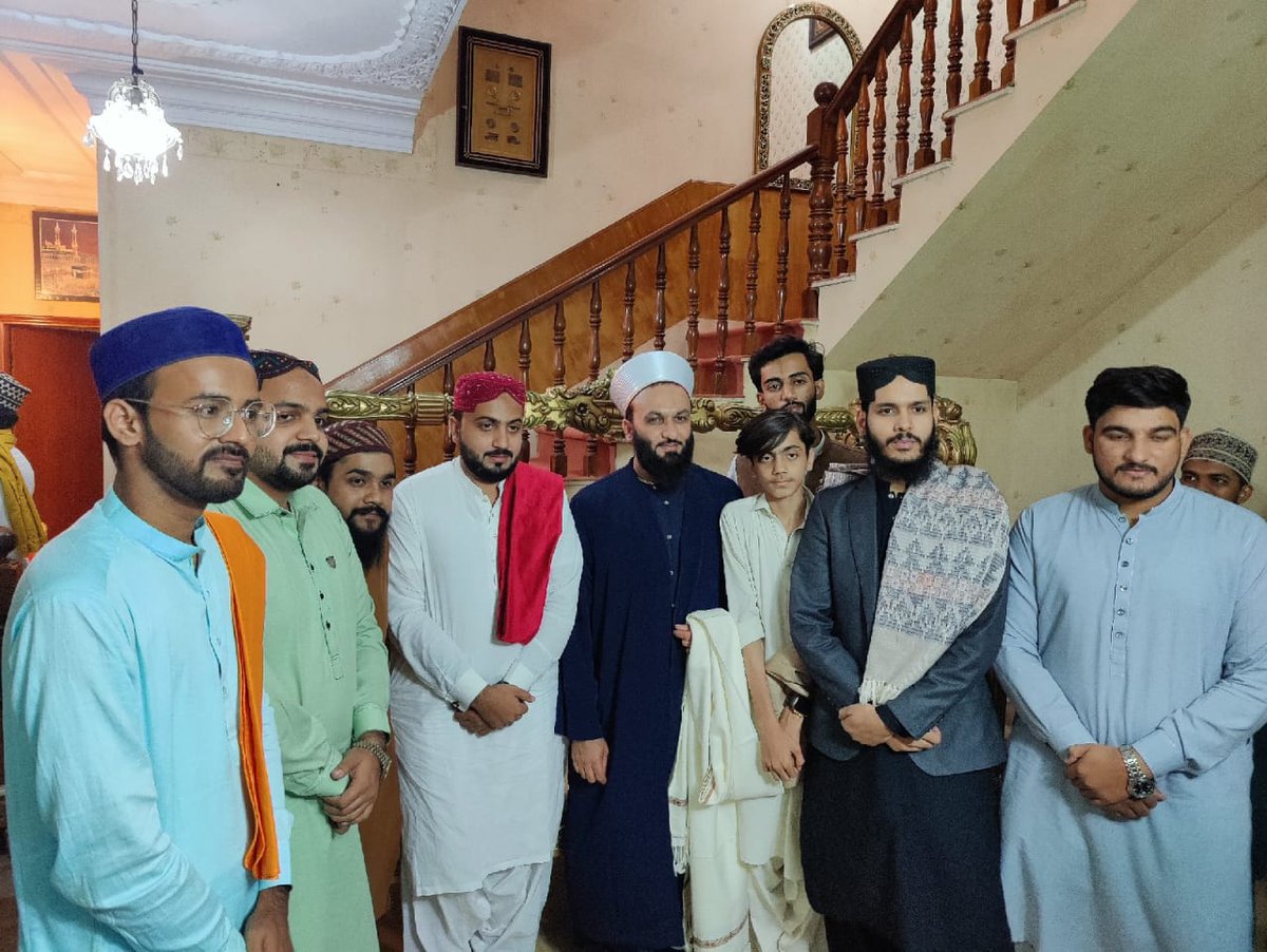 غیر کو دیکھا  نہ غیروں  کی نظر دیکھی ہے
میری  نظروں نے فقط تیری  نظر دیکھی ہے
#KanzulHudaHyd
خوبصورت اور حسین ترین لمحہ 😍