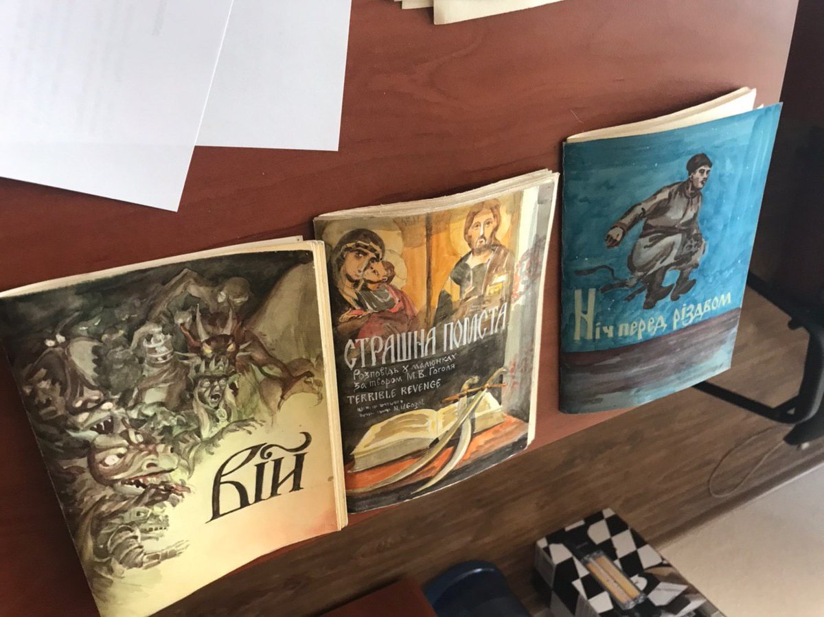 ACRains's tweet photo. Художник - Андрій Перетятько, ветеран української комікс-індустрії. На початку 1990-х років він намалював декілька мальописів по творам Гоголя.

В 2024 році вони вийдуть під єдиною обкладинк��ю "Гоголь. Комікси!" https://t.co/hjIunGLbe3