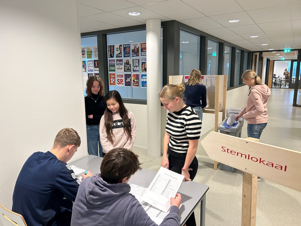 SCHOLIERENVERKIEZINGEN | Drukte bij het stemlokaal <a href="/actiefcollege/">Actief College</a> #betrokkenpubers #burgerschap #jonggeleerdisoudgedaan #demaatschappijdatbenjij #actiefcollege #oudbeijerland #hoekschewaard
