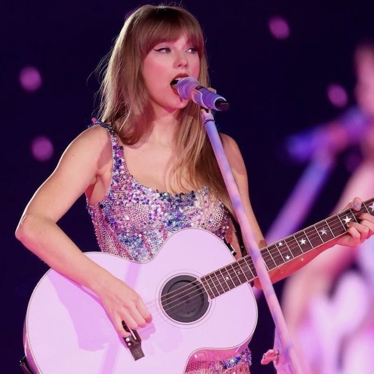 choquei's tweet photo. 🚨AGORA: Laudo preliminar aponta que Ana Benevides, fã que morreu durante o show de Taylor Swift, tinha pequenas hemorragias.

As informações foram confirmadas pela delegada Juliana Almeida, que explicou o que pode gerar isso: "Calor, insolação e desidratação são alguns desses fatores, mas sem o resultado dos exames, não temos como afirmar que seja”.