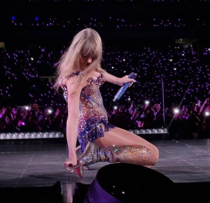 besttay13's tweet photo. She's such an professional for performing with one heel in the whole Lover era 🩷🥹
#TheErasTourRio #TheErasTourBrasil #TheErasTour #TaylorSwift #TheErrorsTour https://t.co/pciooM8RHy