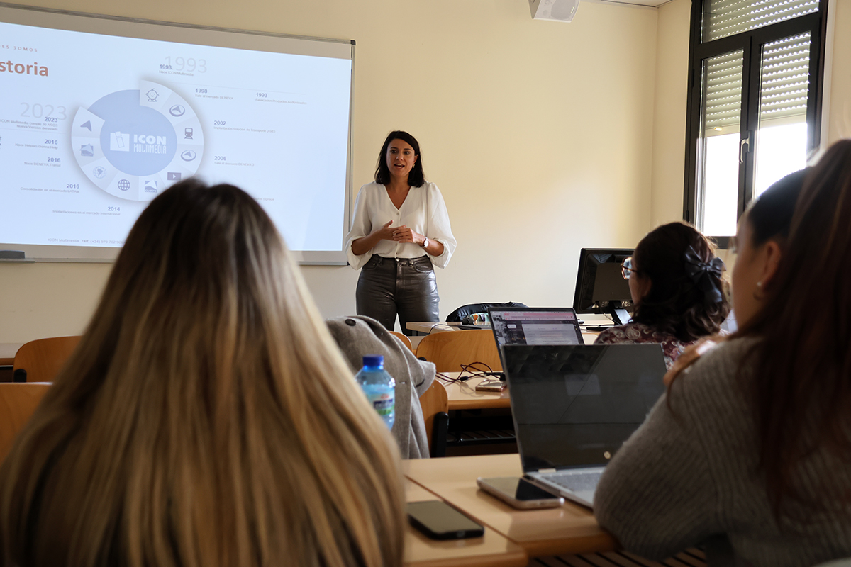 UEMC's tweet photo. │🎓 Formación│Nuestra alumni Isabel Arrabal visitó la @UEMC para acercar a los estudiantes del grado en #Publicudad su experiencia como responsable de #Marketing y #ComunicaciónCorporativa de @ICONmultimedia ❗, empresa líder en soluciones de Señalización Digital Inteligente. https://t.co/w3gAzTDfMP