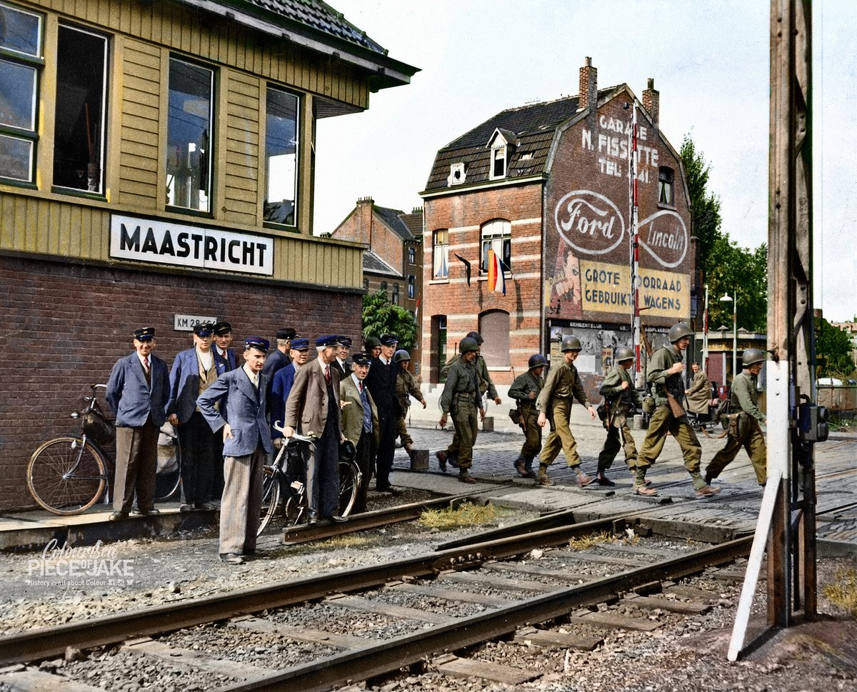 Soldiers of the 30th Infantry Division '#OldHickory' march into #Maastricht. Close to the train station, near the intersection of the #Akerstraat and #Scharnerweg.

#mesch #zuidlimburg #wo2 #bevrijding #NS #ww2 #30thinfantrydivision #USArmyEurope #kickuitgevers

#WO2inKleur III
