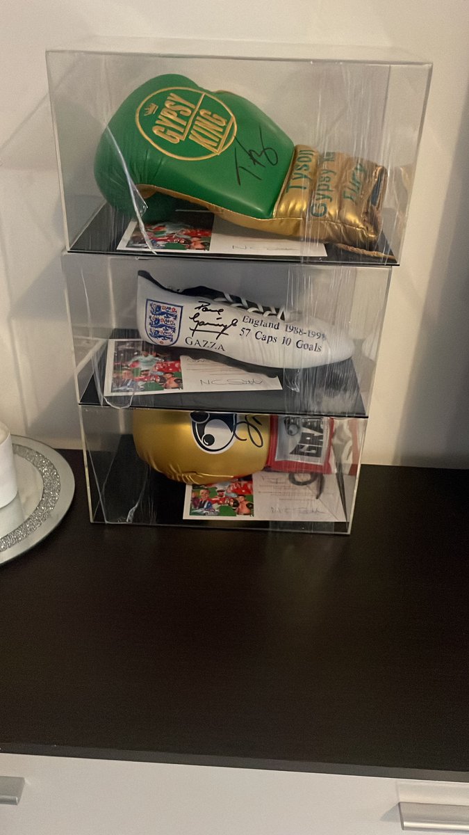 Over the next few weeks #pawstarcoin will be auctioning off for charity 3 x authentic memorabilia 

1) We have a signed glove by the heavy weight champion of the world <a href="/Tyson_Fury/">TYSON FURY</a> 

2) we have a signed glove by the undefeated champion of the world <a href="/FloydMayweather/">Floyd Mayweather</a> 

3) one of the