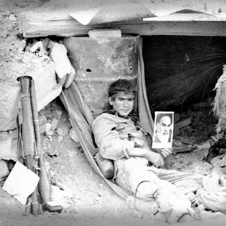 🍃🌹
.
"الإمام الخميني قلبي؛ أُحبه بِكل قلبي يمكن للإنسان أن يعيش بدون عيون ولكن؛ لا يمكن أن يعيش بدون قلب". 

 - جَواب أسير عمره ١٥ سنة للبعثيين
 الذين سألوهُ عن علاقته بالإمام الخميني