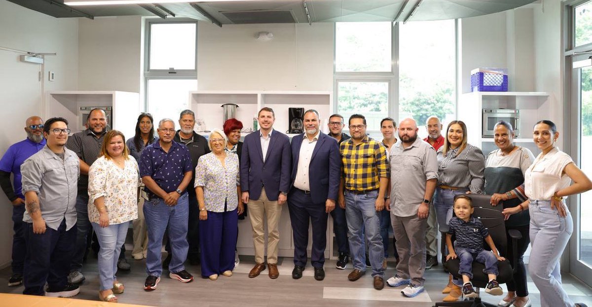 El pasado viernes, el <a href="/prdirRooseveltR/">prdirrooseveltroads</a> compartió un almuerzo de Acción de Gracias con su equipo de trabajo. Agradecimos la colaboración, esfuerzo y dedicación de cada miembro. Una oportunidad para reconocer la importancia de trabajar en unión y en familia. <a href="/lafortalezadepr/">La Fortaleza</a>