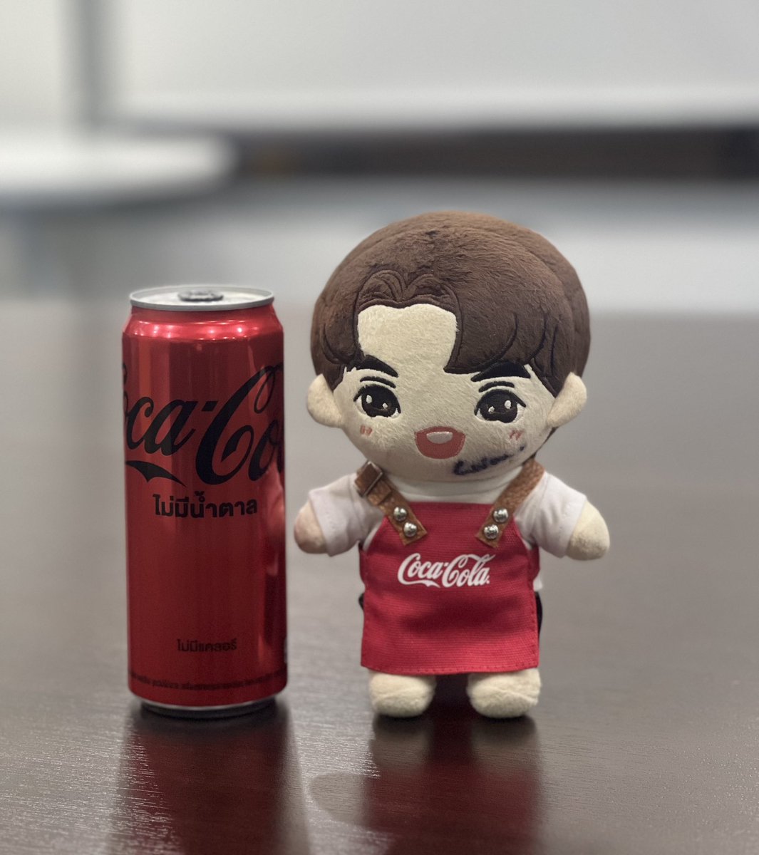 windbeneathmyw6's tweet image. ผมหล่อ เท่ สู้พี่วินได้ไหมฮับ 😎
งั้นดื่ม Coca-Cola เผือจะหล่อสูสีนะฮะ 🥤❄️

#WINxCocaCola 
#RecipeForMagic 
@winmetawin #winmetawin