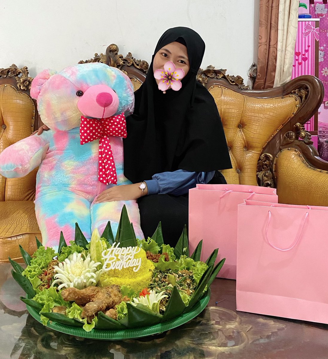 _mpinkmi's tweet photo. Lama ga buka twitter~ pengen memberi apresiasi ke diri sendiri di hari ulang tahun, terima kasih sudah bertahan sejauh ini ami, walaupun kehilangan calon anak merupakan hal yg sangat berat, tapi kamu mampu bertahan, Allah pasti segera gantikan dengan sesuatu yg lebih indah🥹❤️ https://t.co/Xjd6vtSBOW