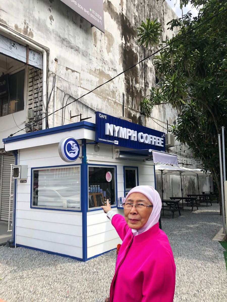 eelhumm's tweet photo. My mom’s a meme now. @drwanazizah https://t.co/hQLvCHSrR8