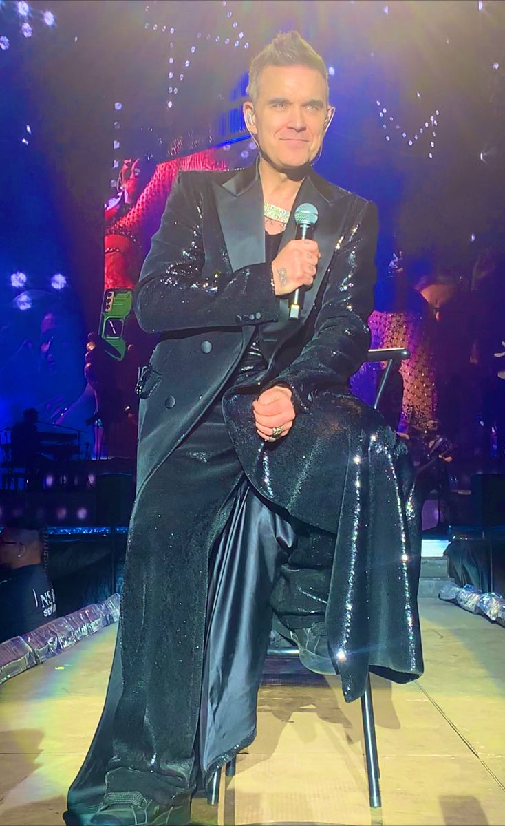 deedee9999's tweet photo. @robbiewilliams #hotstuff #sirromet #mtcotton #beautifuleyes https://t.co/wSZV1w0mkD