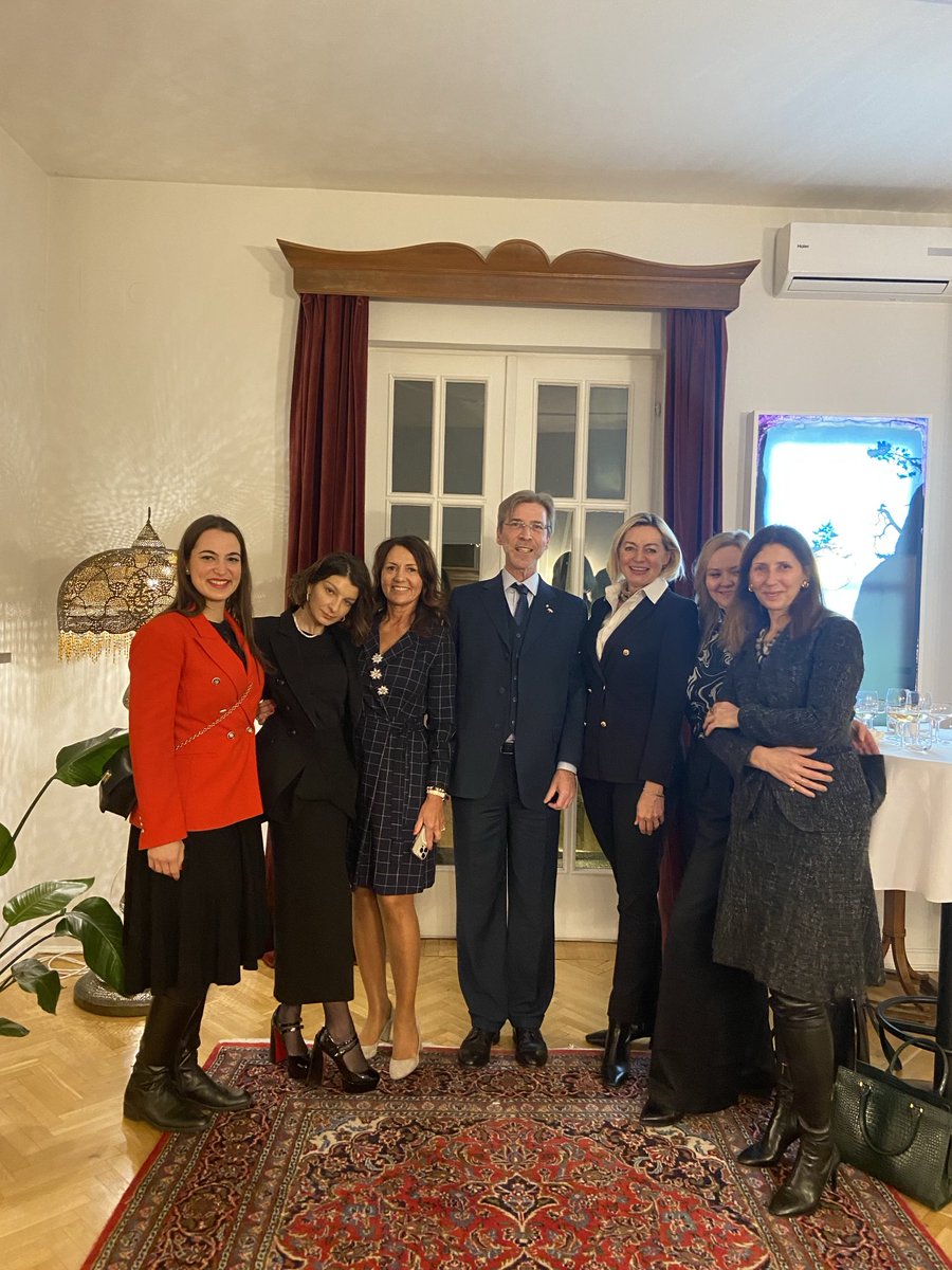 AmbAustrii's tweet photo. What an honor to host the “Diplomatic Women’s Club” with Valerie Breitenfeld, Vital Voices with Ela Raczkowska &amp; lady Ambassadors from Canada, Georgia, India and New Zealand! 
Feminist international politics can make the world a better place! 
⁦@VitalVoicesPL⁩ https://t.co/yPNKV4w5dq