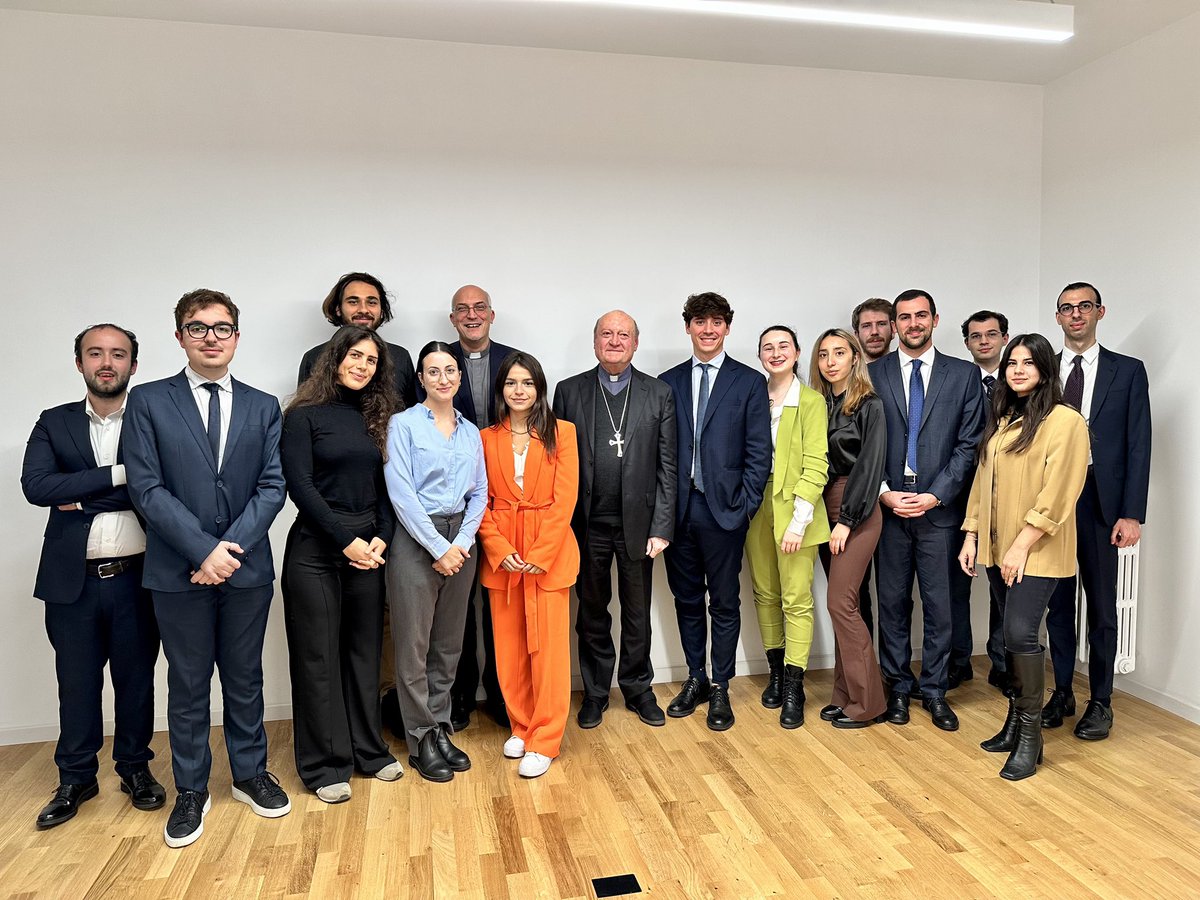 CardRavasi's tweet photo. Ieri si è riunita la #ConsultaGiovanile del @CortiledeiGenti, che ci accompagna con creatività e passione nel nostro cammino di promozione del dialogo. Grazie a @OcchettaF e agli amici della @FratelliTuttiF per aver ospitato questo incontro ricco di spunti e idee preziose. https://t.co/dnaDfyZCAt
