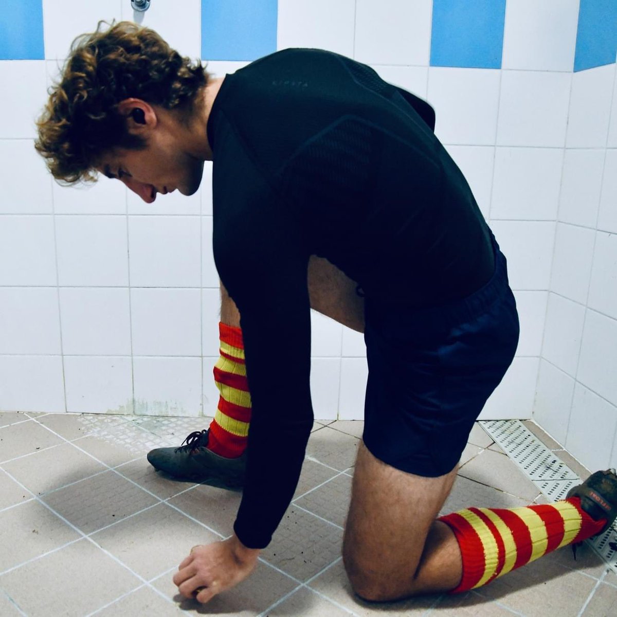 Si tu n'as jamais joué, comment peux-tu comprendre l'ambiance indescriptible des  avants match 🏉

 #LGBTPROUD #rugby #123Gaillards #lgbtq🌈 #rugby4all