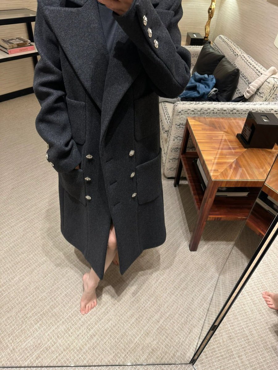 This kind of dress is more like a business man👞🙉