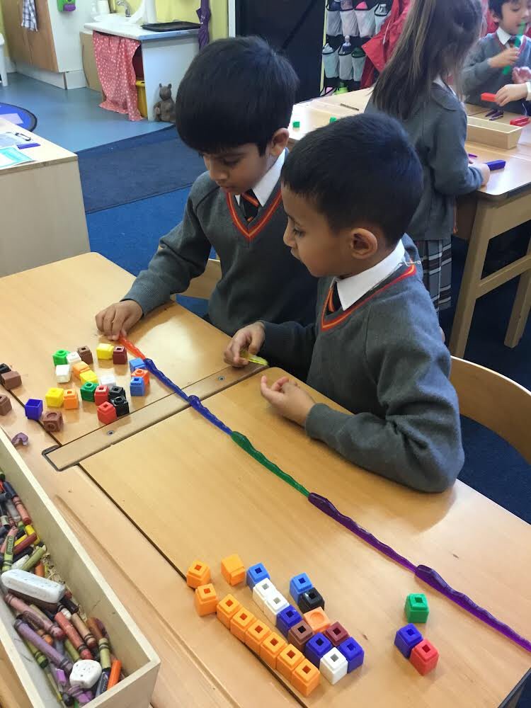 SJC_Infants's tweet photo. The children in #SJCR6 have been measuring the ‘worms’ using cubes and were able to compare the length of each worm using mathematical language such as ‘shorter’ and ‘longest’. #SJCMathematics https://t.co/fkbpo8C3B2