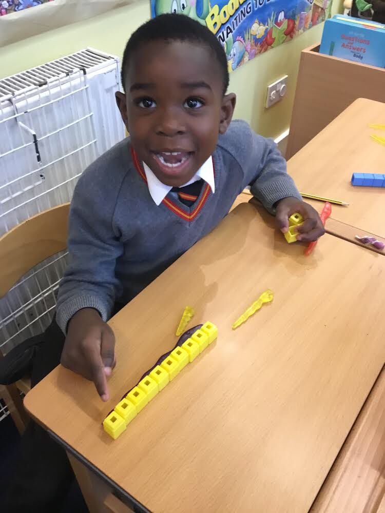 SJC_Infants's tweet photo. The children in #SJCR6 have been measuring the ‘worms’ using cubes and were able to compare the length of each worm using mathematical language such as ‘shorter’ and ‘longest’. #SJCMathematics https://t.co/fkbpo8C3B2