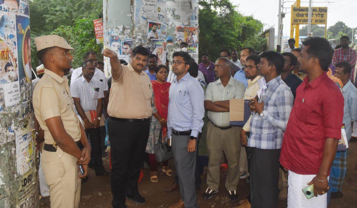 TiruvallurCollr's tweet photo. வேப்பம்பட்டு ரயில்நிலையத்தில்  19.11.2023 அன்று ரயில்பாதையை கடக்கும்போது ரயில் மோதி 3நபர்கள் உயிரிழந்ததை தொடர்ந்து, இன்று அ��்விடத்தை பார்வையிட்டு ஆய்வுசெய்து, விரைவில் அங்கு சுரங்கநடைபாதை (ம) மேம்பால பணிகள் மேற்கொள்வது குறித்து சம்பந்தப்பட்ட துறை அலுவலர்களுக்கு அறிவுறுத்தப்பட்டது https://t.co/rWCL4h3Nb4