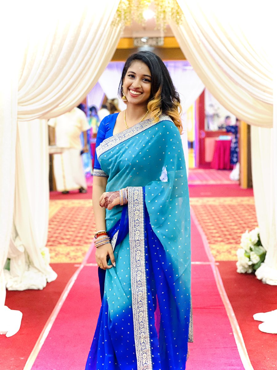 Potrii16's tweet photo. Saree person always 💙🤍 https://t.co/Yd34iCbVRH