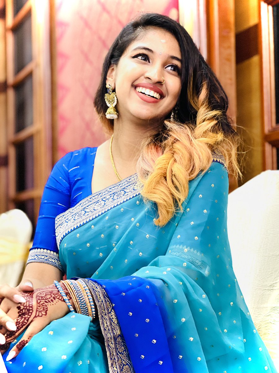 Potrii16's tweet photo. Saree person always 💙🤍 https://t.co/Yd34iCbVRH