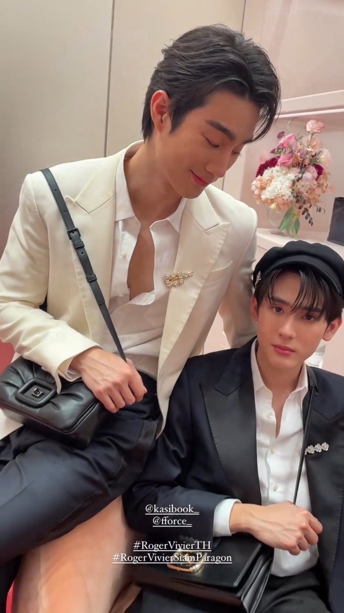 panty087's tweet photo. คะ สำหรับแวดวงบรรเทิงในวันนี้ ไฮโซหนุ่มฟอสจิรัชพงศ์ ควงคู่หมั่นหนุ่มสุดหล่อน้องบุ๊คๆดาราช่องมากสี ร่วมงานฉลองเปิดบูทีคแห่งใหม่ของ #RogerViver Luxe Hall ชั้น M สยามพารากอนในคอนเซปต์ ‘Paris in the snow’❤️รับชมภาพได้เลยคะ🤭👏
#RogerVivierxForceBook
#fforce_ #kasibook #forcebook https://t.co/mQWYDRl9pV