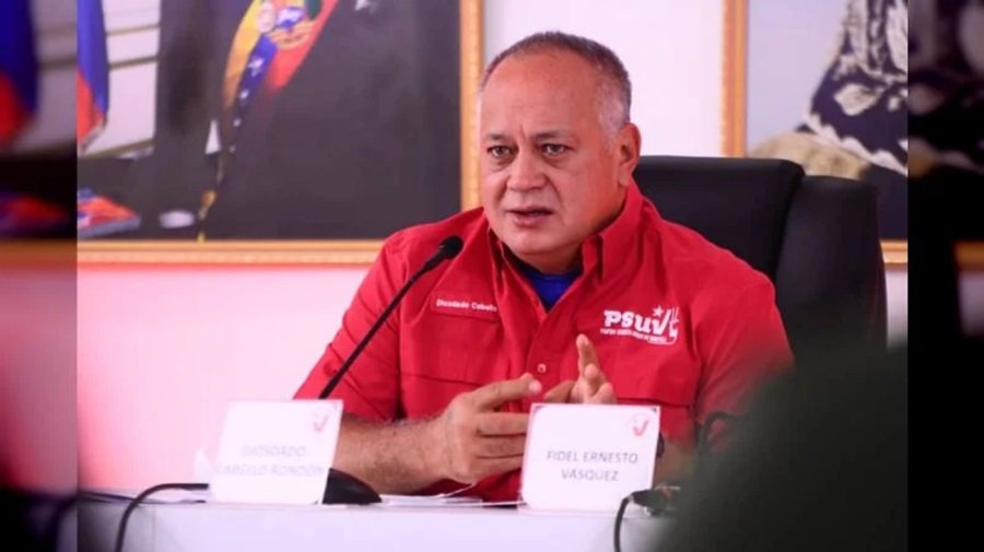 El primer vicepresidente del PSUV, resaltó que:

'Era hermoso ver a la gente salir a votar, a practicar cómo va a votar ese día, con alegría, por eso reconocemos a los que participaron de manera ordenada y cívica'
#ElEsequiboNosPertenece 
#VenezuelaTodaPorElEsequibo