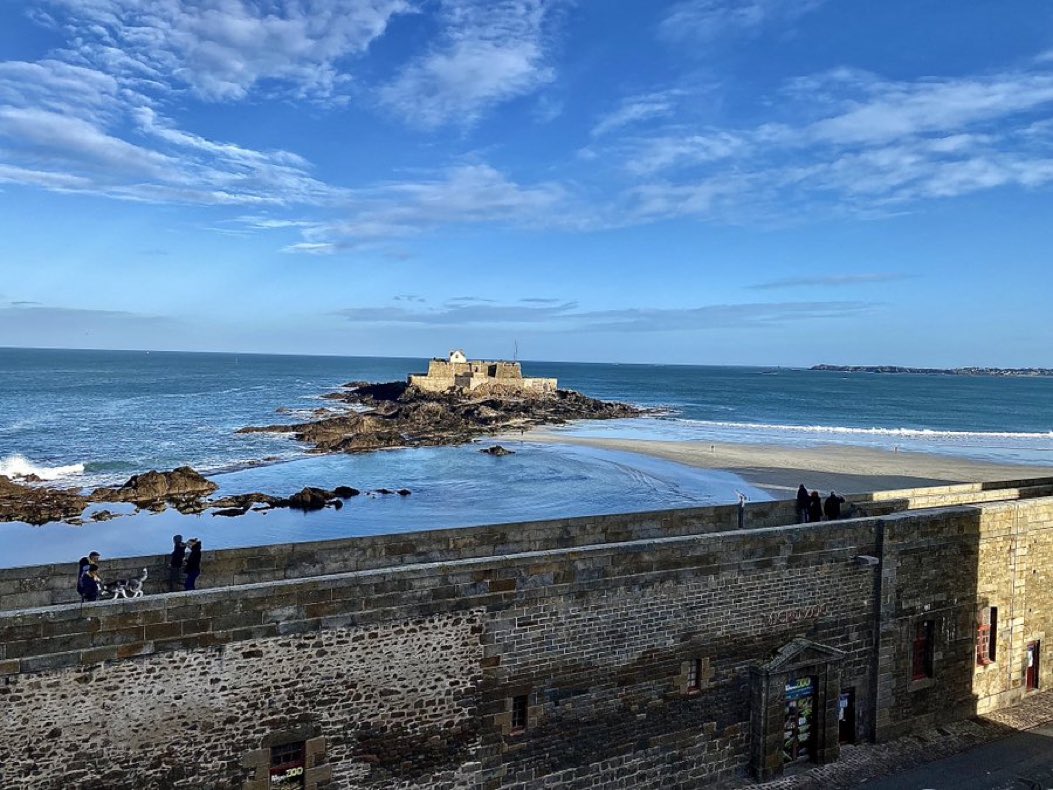 global_Xpr's tweet image. As the tide ebbs and flows, so too can our differences come and go. Beneath a vast blue sky, even the darkest clouds eventually part. May we find clarity and peace amidst life&apos;s constant change. 🌊☀️ 

#TidesOfPeace #Sky  #UnityInChange