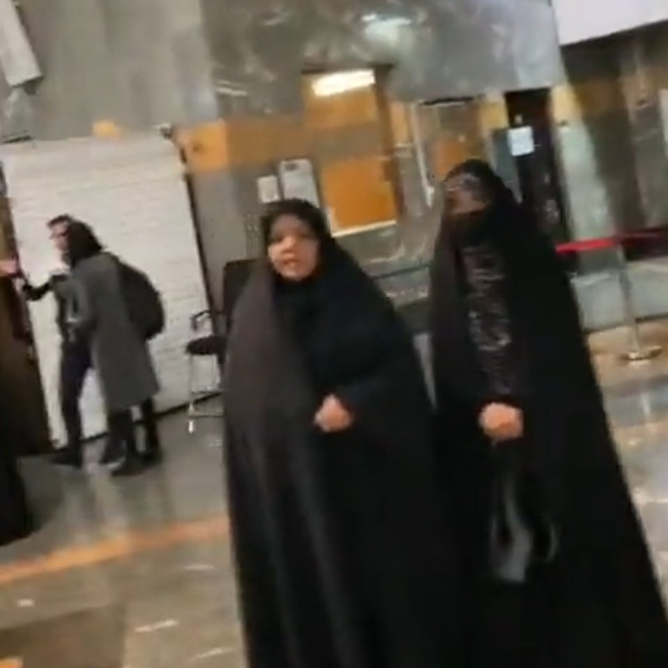 Mojtabapacino's tweet photo. وجب به وجبِ مترو پر شده از حجاب‌بان و قاتلای مهسا و آرمیتا.
 توی فیلمایی که مردم گرفتن، این هرزه‌های بسیجی قیافه‌شون واضح افتاده...
#آرمیتا_گراوند
#مهسا_امینی https://t.co/XQ6GnbU4Sw