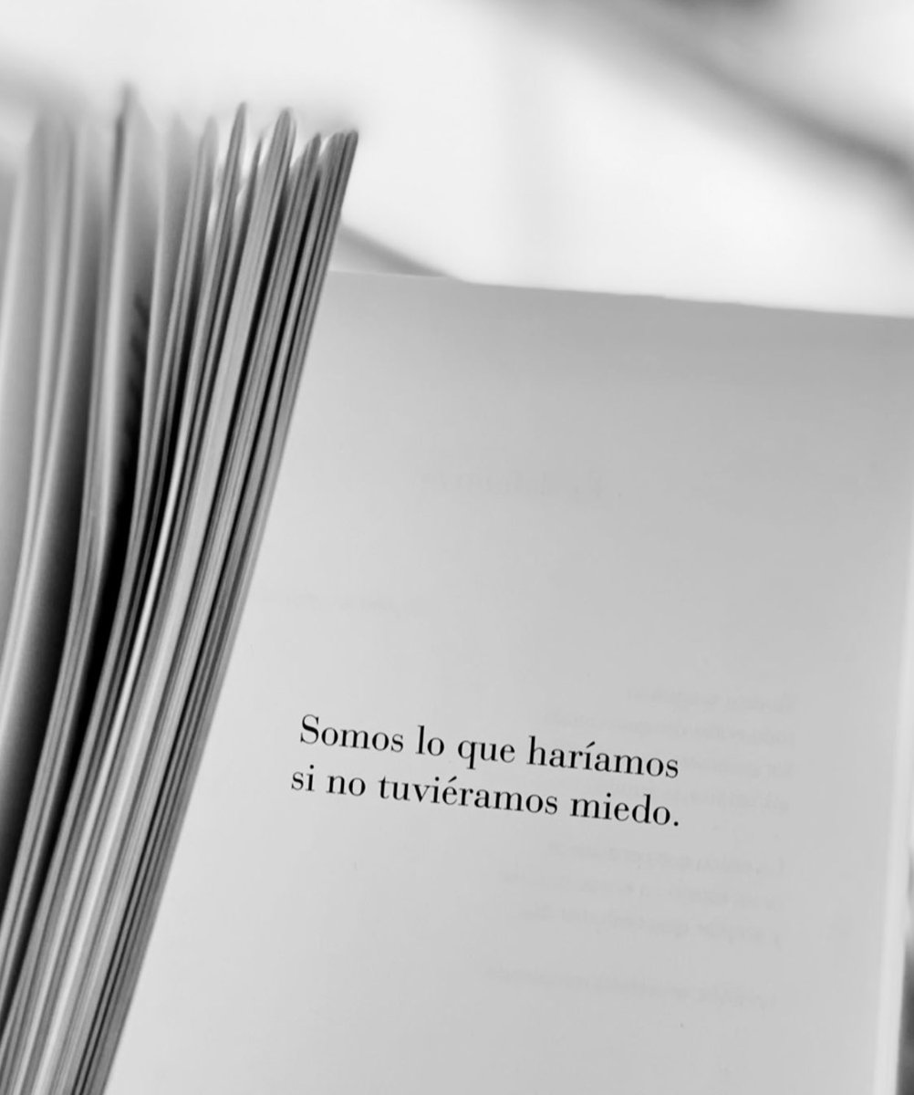 Cementedelibros's tweet photo. SOMOS🔥 
Somos lo que haríamos si no tuviéramos miedo
Libro: Puedes hacerme lo que quieras
Autor: @miguelgane 
#cementeriodelibros https://t.co/tmRxxHZdBf