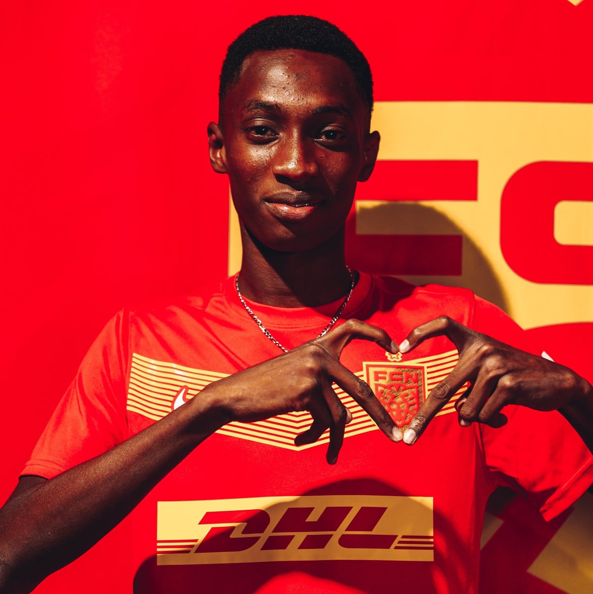 FCNordsjaelland's tweet photo. ✍🏼𝐒𝐨𝐮𝐥𝐞𝐲𝐦𝐚𝐧𝐞 𝐀𝐥𝐢𝐨 𝐬𝐤𝐫𝐢𝐯𝐞𝐫 𝐤𝐨𝐧𝐭𝐫𝐚𝐤𝐭 𝐦𝐞𝐝 𝐅𝐂𝐍 ❤️💛

Det 17-årige talent fra Burkina Faso har skrevet under på en kontrakt med FCN, hvorfor han kommer til Farum, når han fylder 18 år i efteråret 2024 🇧🇫🐯

🔗 Læs mere her🔻
https://t.co/akBiaZ8ZNu https://t.co/0vG9ay48fv