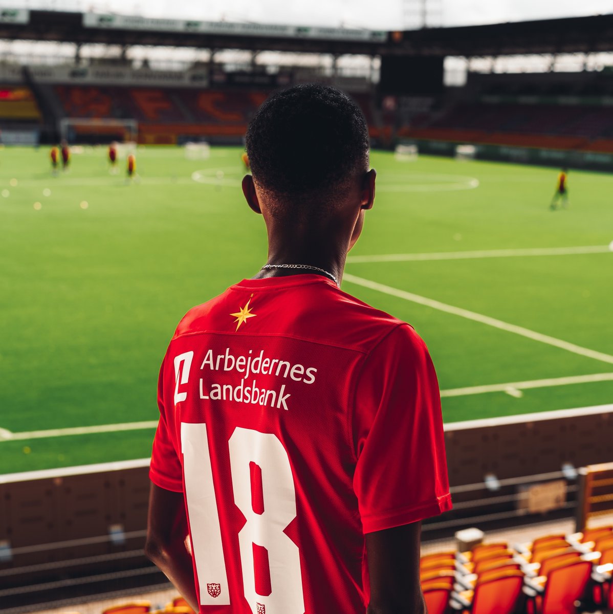 FCNordsjaelland's tweet photo. ✍🏼𝐒𝐨𝐮𝐥𝐞𝐲𝐦𝐚𝐧𝐞 𝐀𝐥𝐢𝐨 𝐬𝐤𝐫𝐢𝐯𝐞𝐫 𝐤𝐨𝐧𝐭𝐫𝐚𝐤𝐭 𝐦𝐞𝐝 𝐅𝐂𝐍 ❤️💛

Det 17-årige talent fra Burkina Faso har skrevet under på en kontrakt med FCN, hvorfor han kommer til Farum, når han fylder 18 år i efteråret 2024 🇧🇫🐯

🔗 Læs mere her🔻
https://t.co/akBiaZ8ZNu https://t.co/0vG9ay48fv