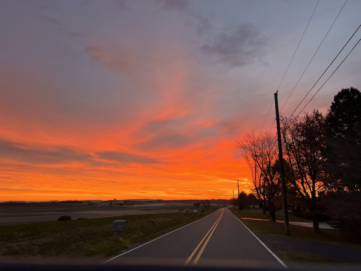 MoffettKaitlyn's tweet photo. Red skies in the morning…Eastern PA showing off with a gorgeous sunrise ahead of some heavy rain!

📸@moff_20 https://t.co/VBva9YDAnN
