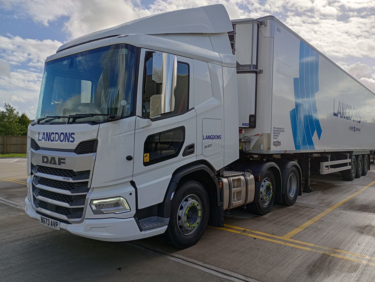 MotusDAF's tweet photo. Take a look at this New Generation DAF XD for Langdons, from Motus Commercials Halesowen, as a part of their fleet replenishment programme! 👀😲
What a smart vehicle!
#Handover #NewDAF #DAFXD #DAFTrucksUK #MotusCommercials https://t.co/QKPabsoJCo