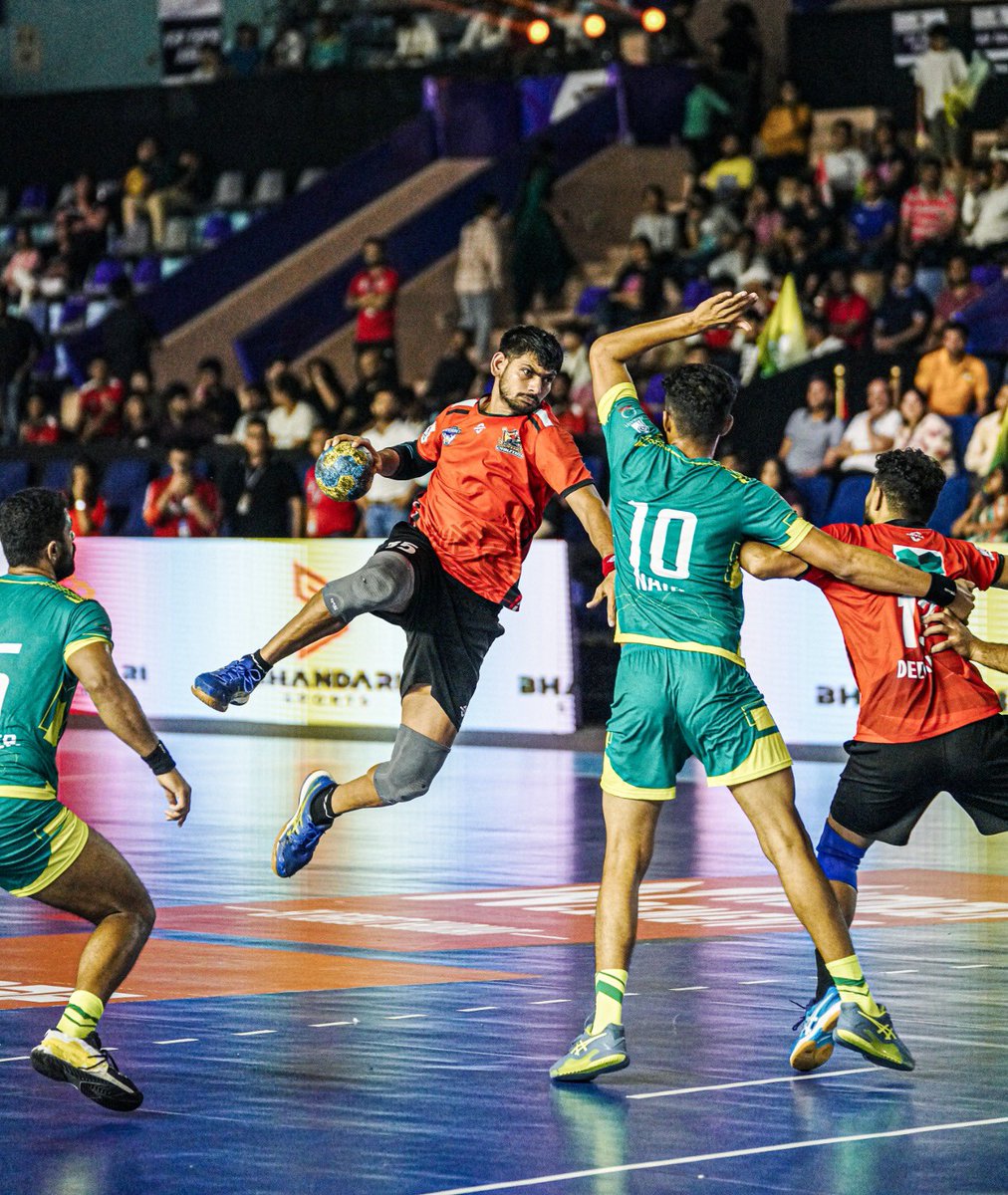 PHLIndia's tweet photo. Soaring to score – where every leap is a step towards victory.
.
.
.
.
#PremierHandballLeague #GoalQuest #phl #handball #handballindia #trending #explore #india https://t.co/2wDaE014P6