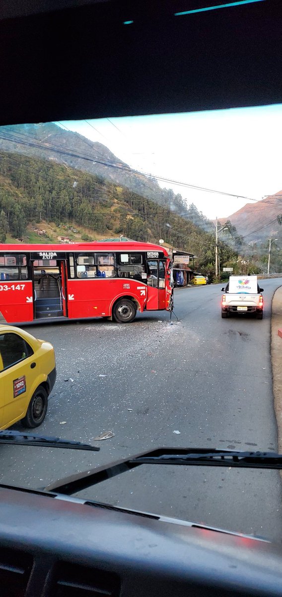 IncidenteCuenca's tweet photo. Se registra fuerte accidente de tránsito sector la Y de Sayausi. @tomebamba https://t.co/0VkqKsRroa
