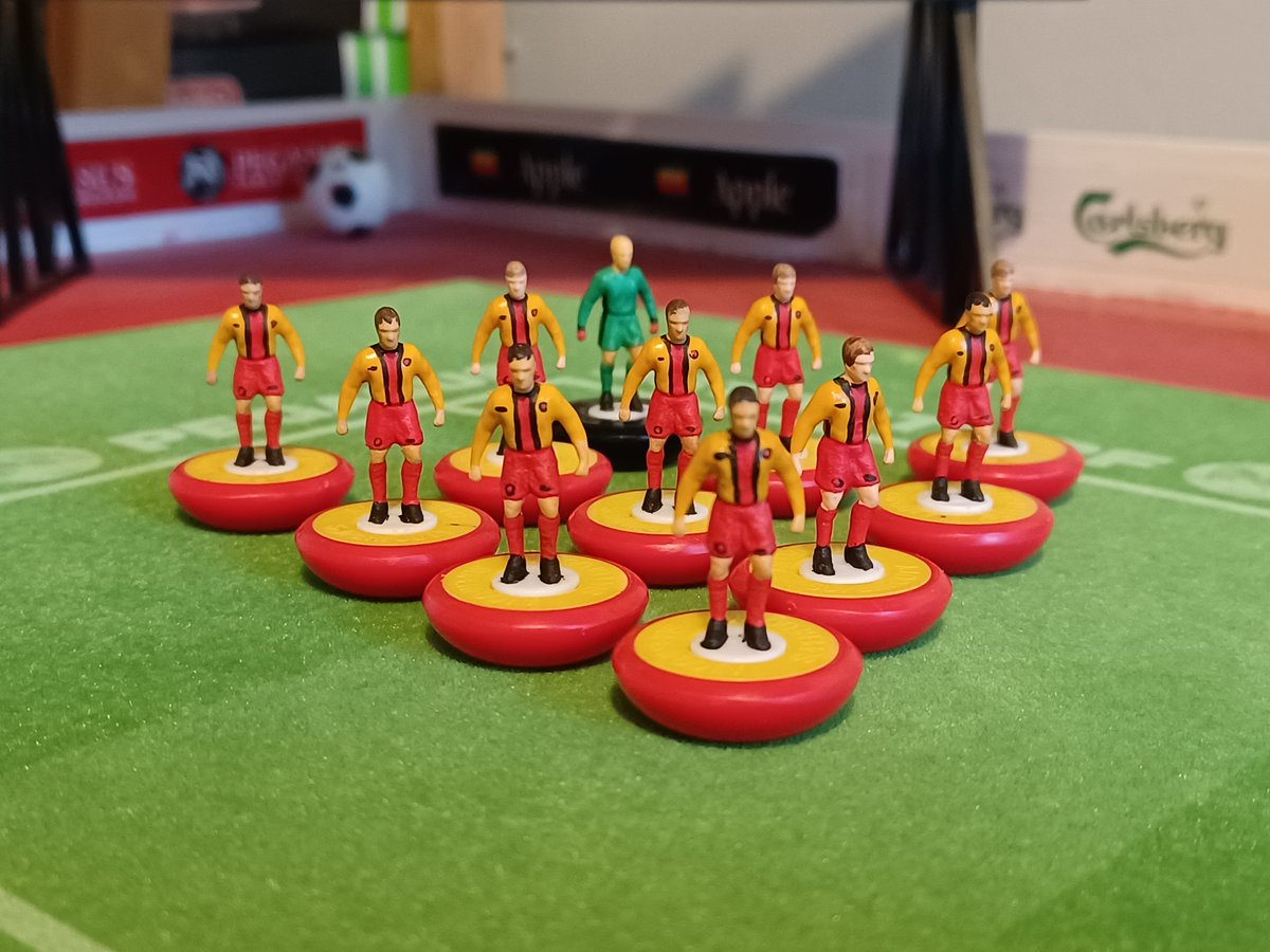 CorbieLinnRider's tweet photo. @albionrovers
2022 - 2023 Kit. 
A little bit different from the usual kits.  Love the 3 colour combo.  Used Vallejo acrylics.  Lovely bright colours.
#subbuteo #tablesoccer #soccer #football #zeugo #tablefootball #subbuteoart https://t.co/wIny7CGjBD