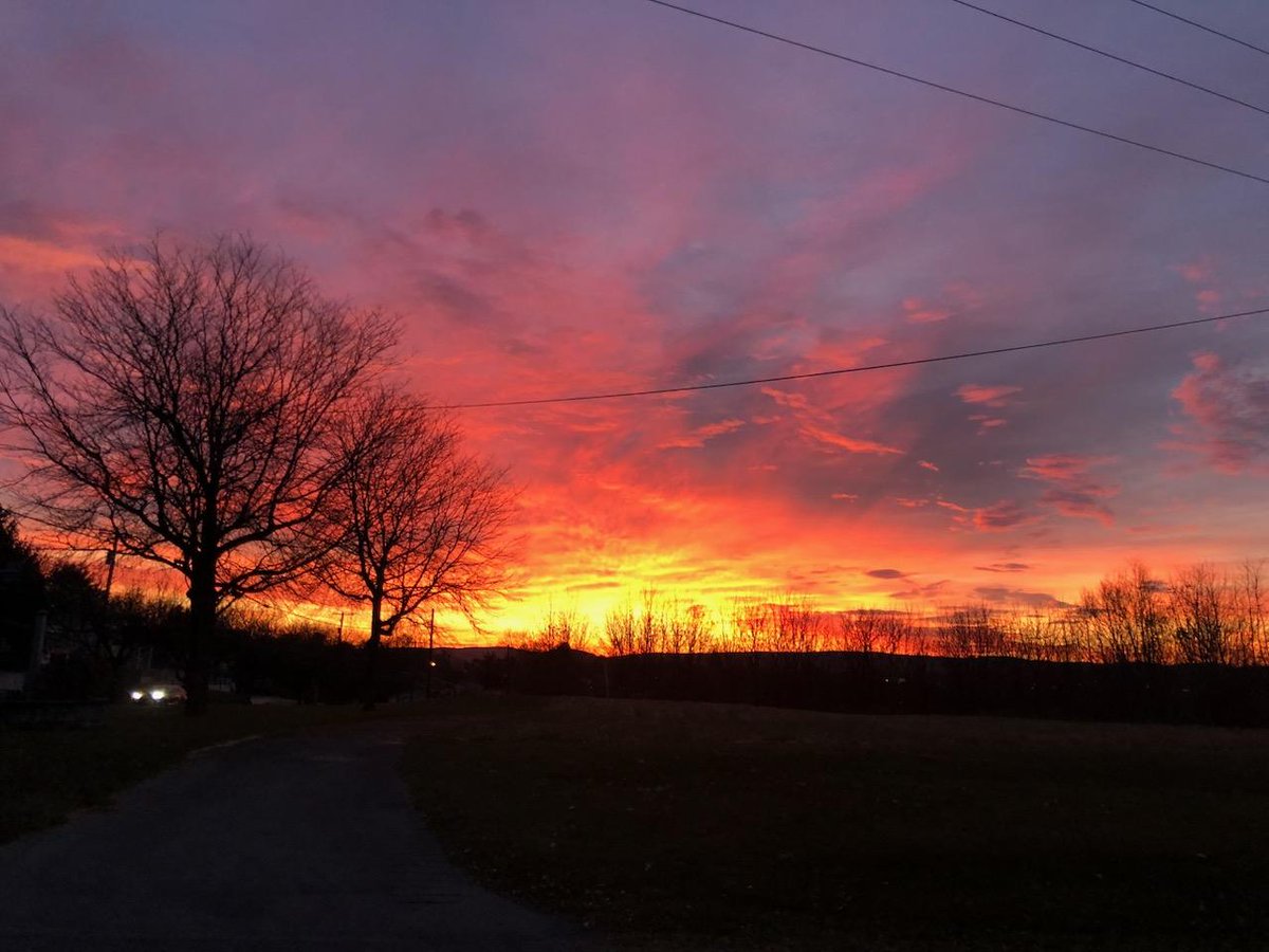 ssigafoos's tweet image. My friend @RKintzel just took these on his way to work in South Whitehall #sunrise #StormHour #rainahead