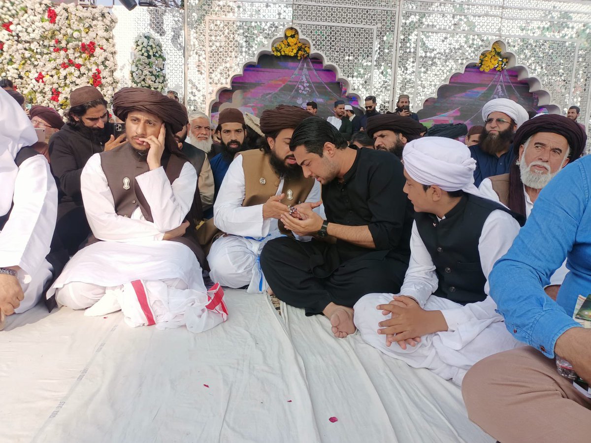 iqrarulhassan's tweet photo. علامہ سعد رضوی مبارکباد کے مستحق ہیں کہ انہوں نے خادم حسین رضوی صاحب کے عرس پر صحافیوں، قلمکاروں اور زندگی کے مختلف شعبوں سے تعلق رکھنے والے افراد کو مدعو کیا۔ میں بھی شریک ہوا۔ حسبِ توقع سعد رضوی شاندار واقع ہوئے۔

سب کو ایک دوسرے کے لئے ذہن اور دل کے راستے کھولنے کی ضرورت ہے۔ https://t.co/JS59Wa3wPv