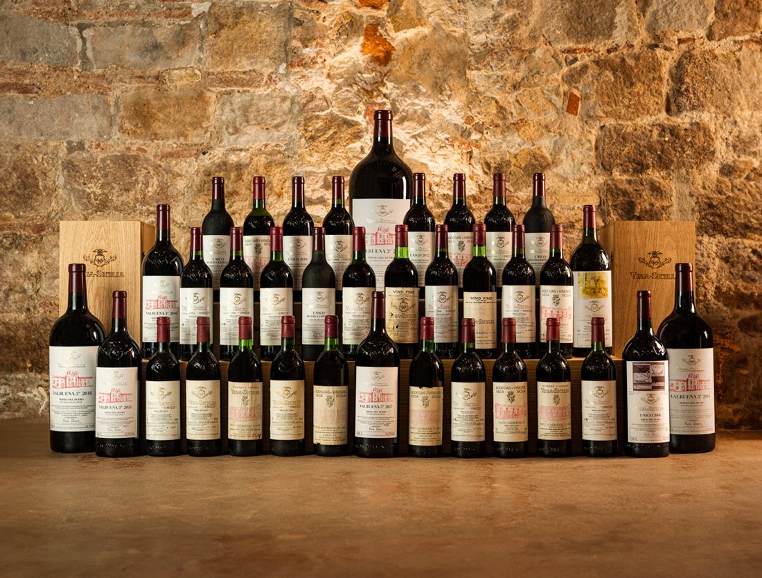 Vega Sicilia es un mito y sus vinos son objeto de deseo en todo el mundo. Te ofrecemos una limitadísima y exclusiva selección de más de 30 referencias. Disponemos de añadas antiguas –desde 1962– y también de algunos formatos especiales. Botellas icónicas bit.ly/3MO6EYA