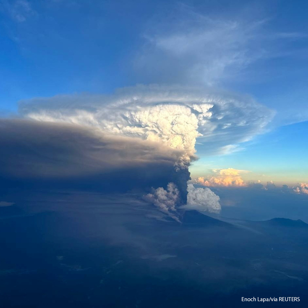 samgerrits's tweet photo. De aswolk van Ulawun vormde gisteren een prachtig 'aambeeld', tegen de tropopauze aan, rond 17 km hoog. Forse eruptie dus, maar niet zoals de Hunga Tonga vorig jaar die dwars door de tropopauze heen knalde tot ver in de stratosfeer. https://t.co/Ppu7CVGV24