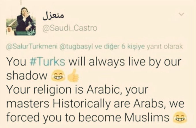 Uzaktan_Gelen__'s tweet photo. ARAPLAR TÜRKLERE NEDEN MEVALİ DERLER?

İslamiyetten önce Araplar ''Azad edilmiş kölelere'' Mevali diyordu.  

İslamiyetten sonra, Mevali kavramı, arap olmayan Müslüman milletler için de kullanıldı ve hala kullanılıyor. 

Arap geleneğine göre; Mevali'nin malı, parası, karısı, kızı Araba helal sayılıyor. Mevaliden doğan çocuk veliaht olamıyor.  

Arap tarihinde, Mevali denildiği zaman akla Türkler geliyor.

Türkler, ilk vahiy tarihi 610 yılından üç asır sonra, 934 yılından itibaren topluca Müslüman olmaya başlamışdır.  

Araplara göre, sonradan Müslüman olunamazdı. Müslümanlık  Araplara inmiş bir din idi. Nitekim, Kuran'ın ''Mekke ve etrafında yaşayan insanları  uyarmak için, arapça inmiş'' bir kitap olduğu, ayet ile sabittir. (Enam suresi 92)

O dönemde, Mekke etrafında Araplar yaşıyordu.  

''Her ümmete bir peygamber gönderdik''  şeklindeki Kuran hükmünü, Araplar,  ''Hz. Muhammed Araplar için gelmiş Peygamberdir'' diye anladılar.

Arap olmayanların Müslümanlığını kabul etmediler.
  
Sonradan Müslüman olan başka milletleri MEVALİ diye tanımladılar.‼️

Emevi döneminde başlayan, İslamdaki ayrıcalığa  ilk karşı çıkan Hanefi Mezhebinin kurucusu Ebu Hanife  (699-767) olmuştur. Büyük İmam diye tanımlanan Ebu Hanife, mevali geleneğine  karşı çıkması yüzünden, arapların hışmına uğramıştır.
 
Sonradan Müslüman olan Türklerin Hanefi Mezhebini seçmeleri tesadüf değildir.

Mevali kavramı, sadece Emevilere mahsus değildi. Abbasiler de aynı geleneği devam ettiriler. Kendilerine karşı çıkan İmam-ı Azam, Abbasiler döneminde yeniden zindana atmışlar, 18 Yıl zindanda kalmış ve zindanda vefat etmiştir. 

Tarihin hiç bir döneminde, Araplar, Türklerin  İslami egemenliğini tanımadılar.

İlk fırsatta Türklere karşı isyan ettiler. 

Bu anlayışın gerisinde MEVALİ  geleneği yatıyor. 

Nitekim;
Osmanlıya isyan eden Arapların başındaki isyancı Hüseyin İstanbul doğumluydu ve Haşimi soyundan geldiği için Mekke Şerifi tayin edilmişti. Hain Hüseyine göre, Türkler Mevali idi!! Mevaliden Halife olamazdı. 

Mevali'nin iktidarına karşı gelmek, İslama karşı durmak anlamına gelmezdi. 

Bu anlayış, Arapların Türklere karşı isyan etmelerine yeterli gelmiştir.

2020 yılı Mart ayında Suudi Müftüsü ''Türkler mevalidir, İslamı temsil edemezler'' diye  fetva verdi. 

Türklere karşı Suudilerin, Yunan tarafını tutması ve PKK'ya para yardımı yapmasının gerisinde Mevali anlayışı yatıyor. 

Tarihin hiç bir döneminde Araplar, Türkleri kendileri ile eşit Müslüman saymadılar... 

Zira, Arap kültürüne göre, Mevali'nin iktidarı meşru sayılmıyor!

Yani Türkler araplara göre ümmet değil, mevalidir

Bak bu bedevi ne diyor: "Siz Türkler her zaman bizim gölgemizde yaşayacaksınız. Dininiz arapça, sizin tarihteki efendiniz araplar, biz sizi zorla müslüman yaptık"