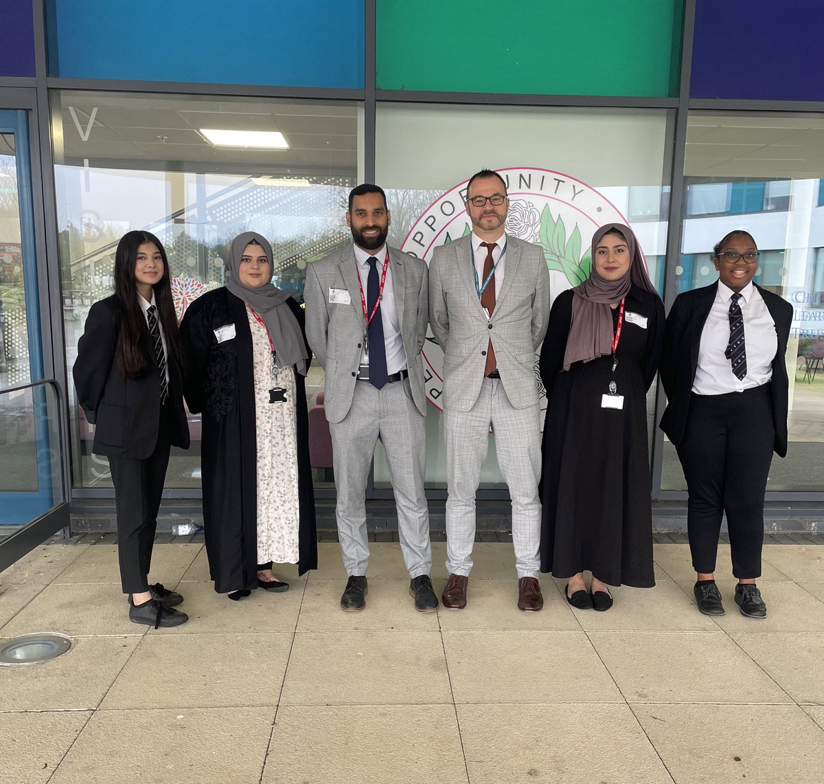 LutonSixthForm's tweet photo. Busy morning today, visiting two of our incredible local high schools! 

Thank you to @Challney_Girls and @StopsleyHighSch for hosting us. We hope you found our sessions informative and look forward to seeing many of you at our final two Open Evenings (one of which is tomorrow!) https://t.co/NwnMS82aQj
