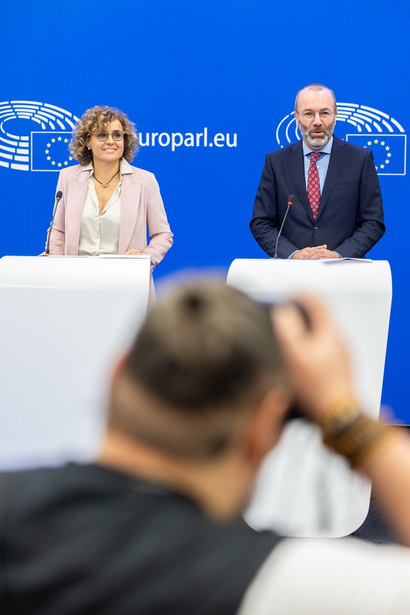 DolorsMM's tweet photo. Rueda de prensa con @ManfredWeber ante medios europeos.

Denunciamos, como haremos en el pleno, la amnistía de Sánchez y su pacto con el prófugo.

Los socialistas europeos deben elegir si están del lado del Estado de derecho o de la persona que pretende atropellarlo por el poder. https://t.co/ASDlYbq5mh