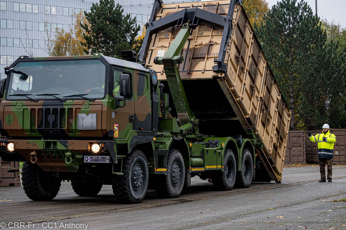 1FRCorps's tweet photo. 🟦As part of the training for its drivers, the Command Support Company (CAC) organized a training program entitled « Trainer and Driver of the Unprotected Multi-Purpose Logistics Carrier without Trailer (#PPLOG), wich is taking place from November 13th to 24th, 2023. #rrcfr https://t.co/sS1akvBonq