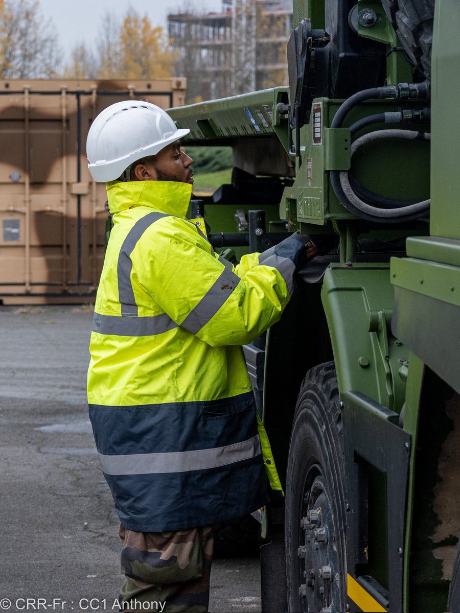 1FRCorps's tweet photo. 🟦As part of the training for its drivers, the Command Support Company (CAC) organized a training program entitled « Trainer and Driver of the Unprotected Multi-Purpose Logistics Carrier without Trailer (#PPLOG), wich is taking place from November 13th to 24th, 2023. #rrcfr https://t.co/sS1akvBonq