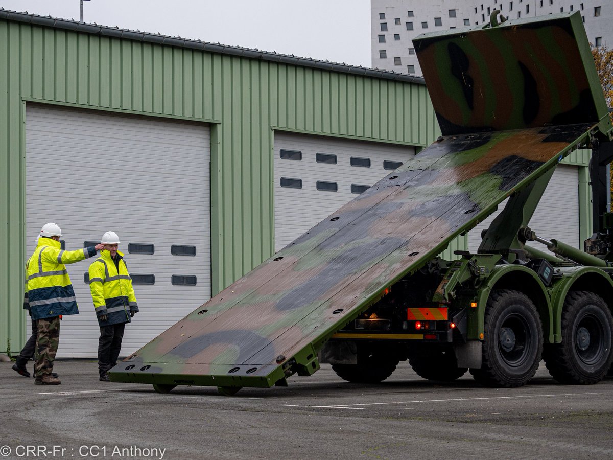 1FRCorps's tweet photo. 🟦As part of the training for its drivers, the Command Support Company (CAC) organized a training program entitled « Trainer and Driver of the Unprotected Multi-Purpose Logistics Carrier without Trailer (#PPLOG), wich is taking place from November 13th to 24th, 2023. #rrcfr https://t.co/sS1akvBonq